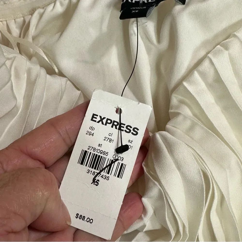 Express Cream Pleated Blouse - Picture 3 of 5